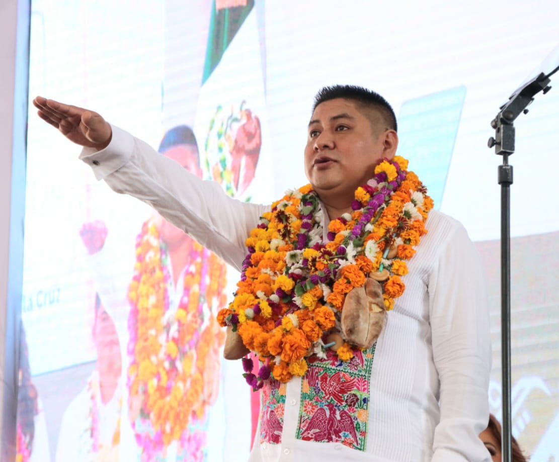 R_AlfredoGP's tweet photo. #SntePresente #SNTE51 Fui invitado a la toma de protesta del alcalde de #Cuetzalan, @Oscarpaulacruz. Sin duda, es necesario mantener la vinculación y gestión con los gobiernos municipales, con el objetivo de fortalecer al magisterio y al sistema educativo. Mucho éxito👏 https://t.co/GQO6mM5bKI