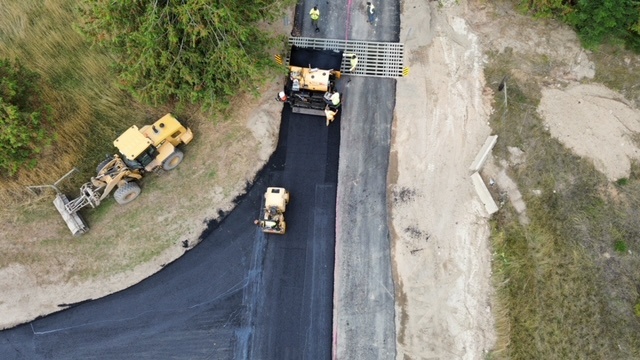 Argo_Thompson's tweet photo. A few highlights from the last couple of weeks:
👷 🛣️ Paving #AgateBay + Sinmax roads in #BarrièreBC.
👷 🚛 Partnering up with Commercial Vehicle Safety & Enforcement (#CVSE) to supply a vehicle for training new officers.
#ArgoInAction #ConeZoneBC https://t.co/yoB9gh9uiO