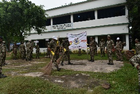 स्वच्छता विशेष अभियान 4.0 के तहत 174 वाहिनी केरिपुबल के सभी अधिकारियों और जवानों के द्वारा प्राथमिक तथा मध्य विद्यालय डीपीएल चाईबासा में  स्वच्छता अभियान चलाया गया। #SpecialCampaign4
<a href="/PMOIndia/">PMO India</a>
<a href="/PIB_India/">PIB India</a>
<a href="/DARPG_GoI/">DARPG 🇮🇳</a>