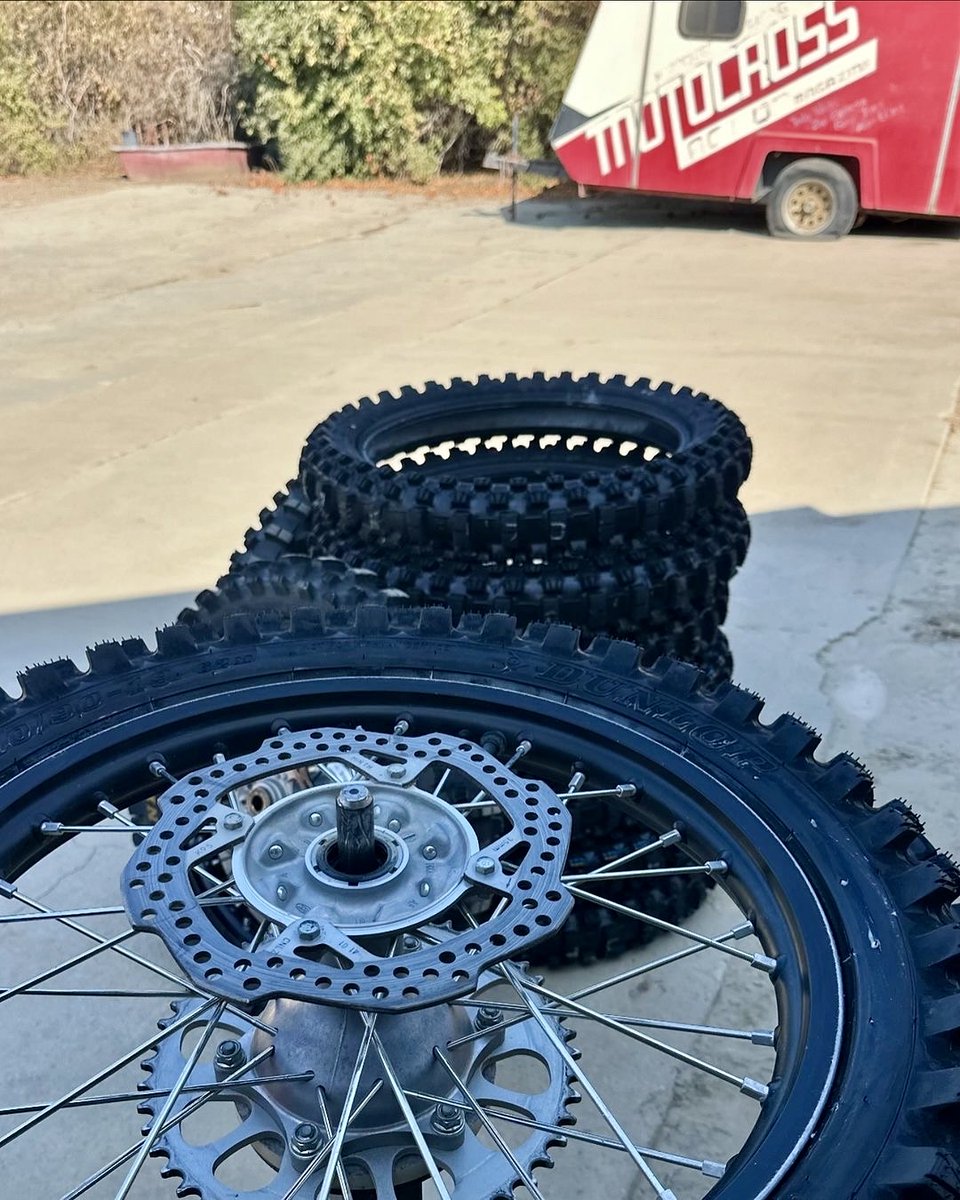 RideDunlop's tweet photo. Jay Clark @dirtbiketv1 getting busy with some tire changes for @motocrossactionmag 💪
#RideDunlop #RaceDunlop #MX34 #TireChange #MXA https://t.co/A06JjEdBsx