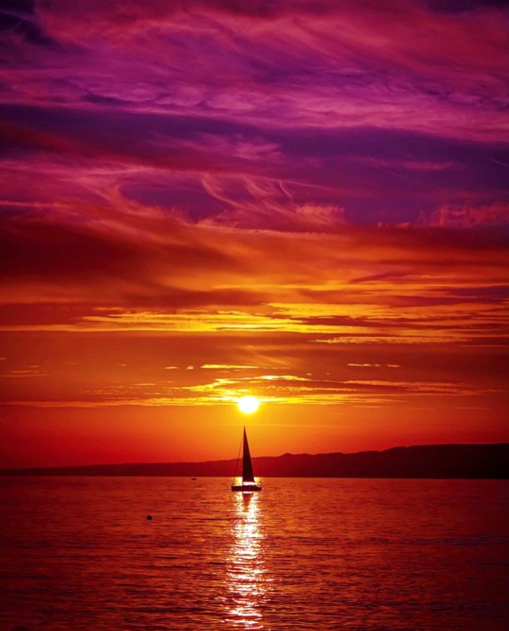 Magnifique coucher de soleil au large de Marseille 😍

📸 <a href="/vsn/">vsn</a>.photographer