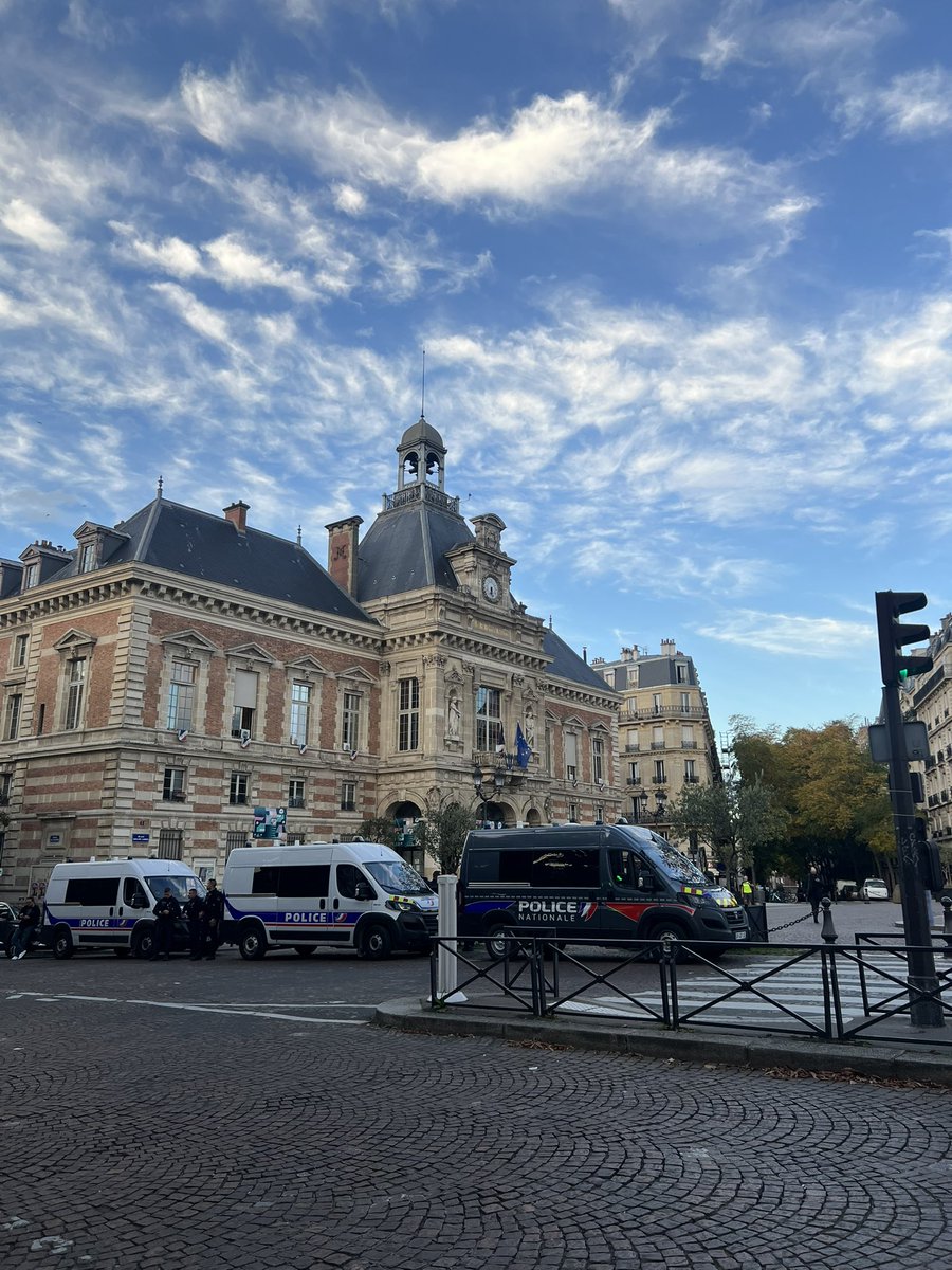 LeaBalage's tweet photo. Des camions de police pour des poussettes… 

Voici l’accueil qui nous a été réservé ce soir alors que nous nous mobilisons pour des enfants sans-abris. 

En novembre 2023, la Région IDF avait validé la transformation de 5 lycées en centres d'hébergement d'urgence. 

1/5 ⬇️🧶 https://t.co/3Yq9C7Z2bL