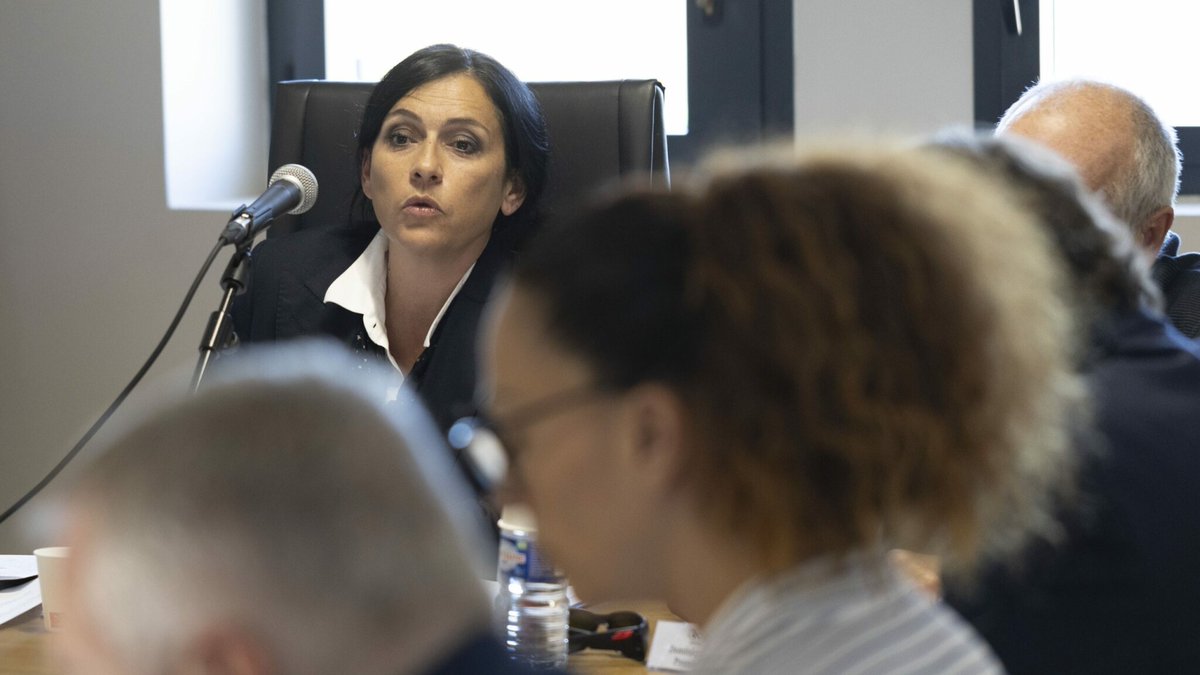 Marsactu's tweet photo. Bref |  Mairie de Rognac : la délibération licenciant la lanceuse d'alerte suspendue par la justice
➡️ https://t.co/9DwVAVXZ9y https://t.co/Is3Xp5QTpS