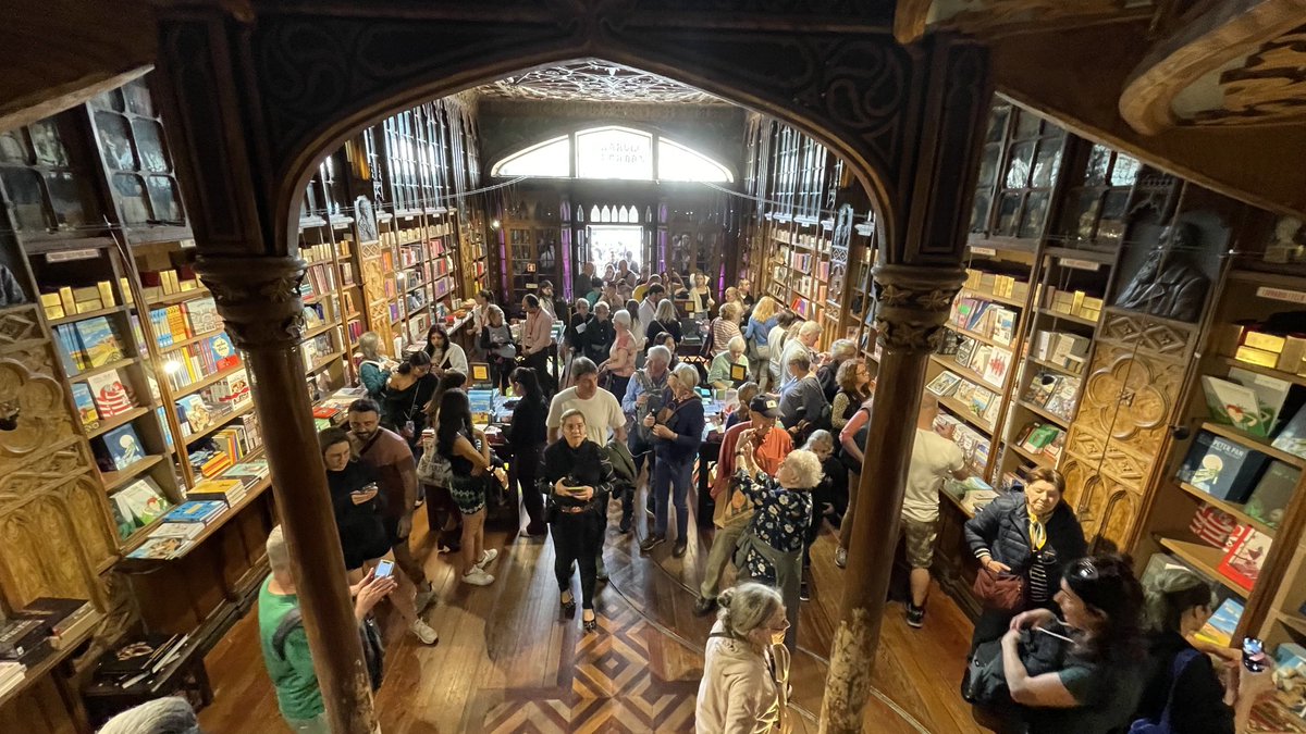 pedumit's tweet photo. Libraria #Lello este una din cele mai vechi din #Porto, #Portugalia si plasata pe locul al treilea dintre cele mai frumoase din lume! https://t.co/V3QMtLjAci