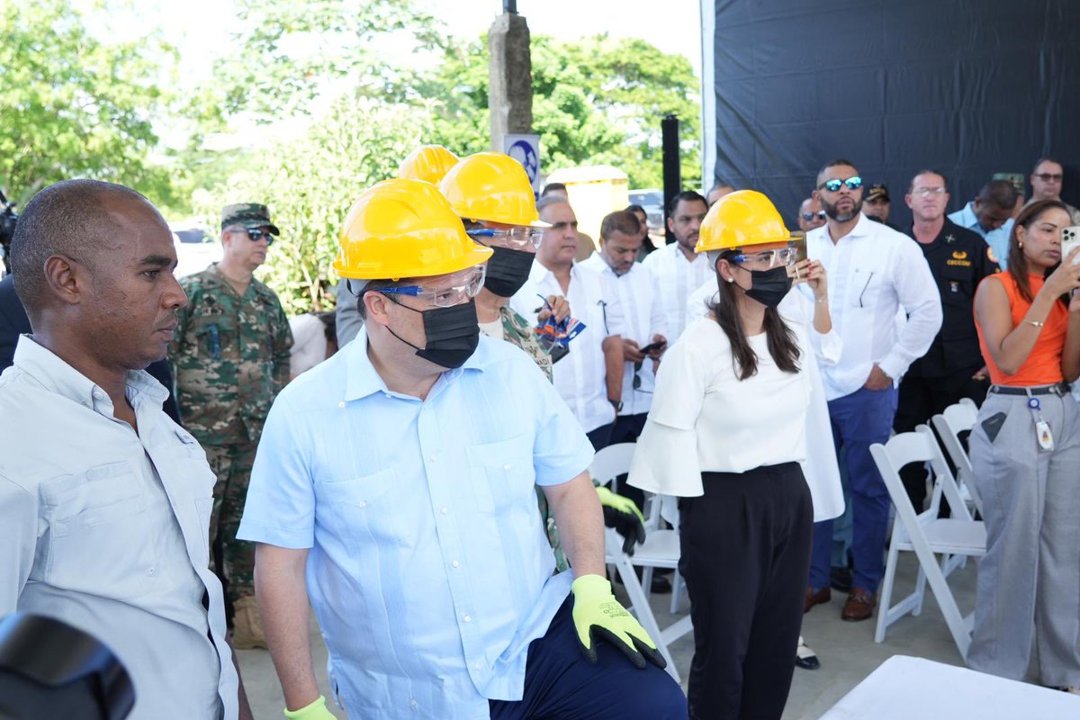 Hoy, hemos destruido 64 millones de cigarrillos decomisados, que intentaban evadir RD$377 millones en impuestos, a través de operativos realizados en puertos, aeropuertos y fronteras <a href="/aduanard/">Dirección General de Aduanas</a> gracias a nuestros aliados por el apoyo en esta lucha <a href="/ArmadaRepDom/">Armada de República Dominicana</a> , <a href="/DGii/">Impuestos Internos</a> , <a href="/MIC_RD/">Ministerio de Industria, Comercio y Mipymes</a> y