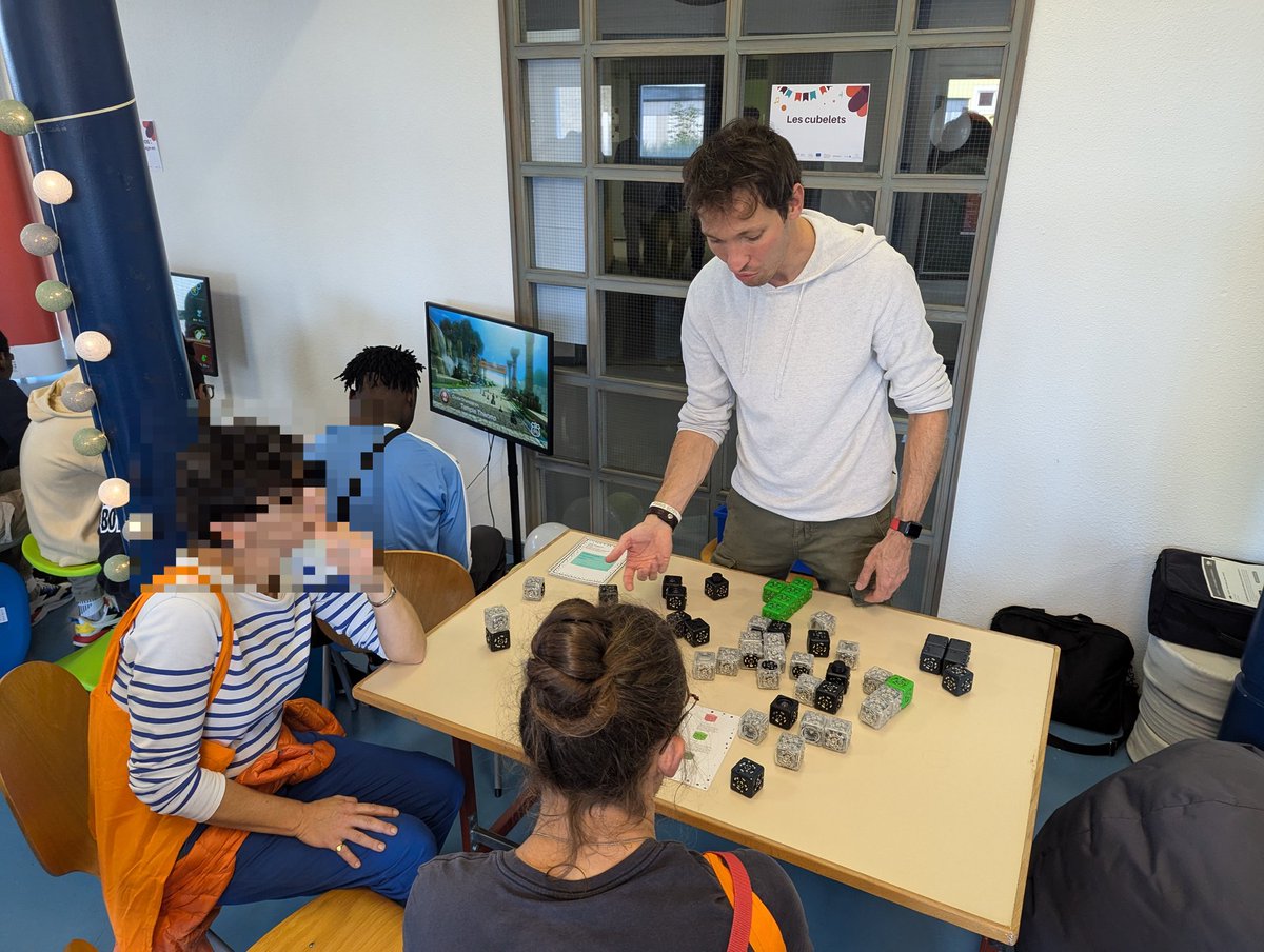 Inauguration du Lab Numérique de Darney . Ateliers famille 👫👬animés par les ERUN : Scratch, Mizou,Cubelets, jeux vidéo et Webradio parmi les riches animations proposées par le réseau TNE. <a href="/Dsden88/">DSDEN des Vosges</a> <a href="/dane_nancy_metz/">DRANE Nancy-Metz</a> #ERUN #parentalite #numerique