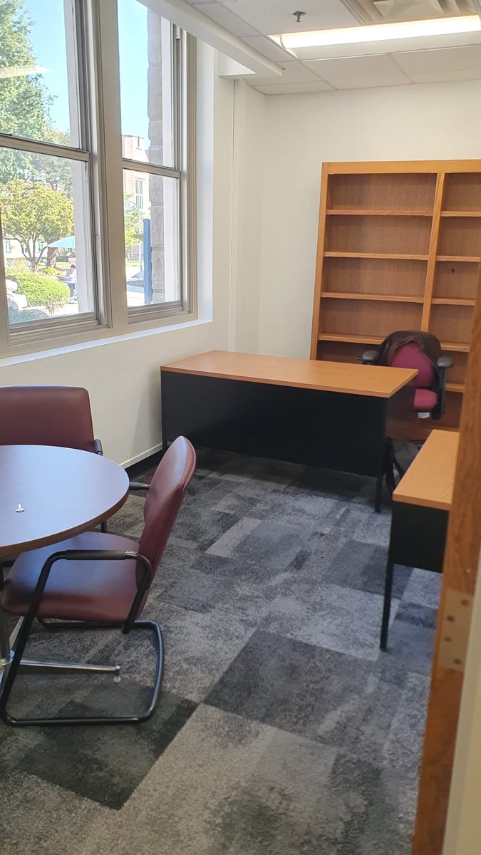 Voici le bureau qu'on m'a attribué en tant que visiting professor à l'Université du Missouri à Kansas City.
En France je partage un bureau avec 4 autres enseignants-chercheurs et il est évidemment impossible d'y recevoir des étudiants ou des collègues.