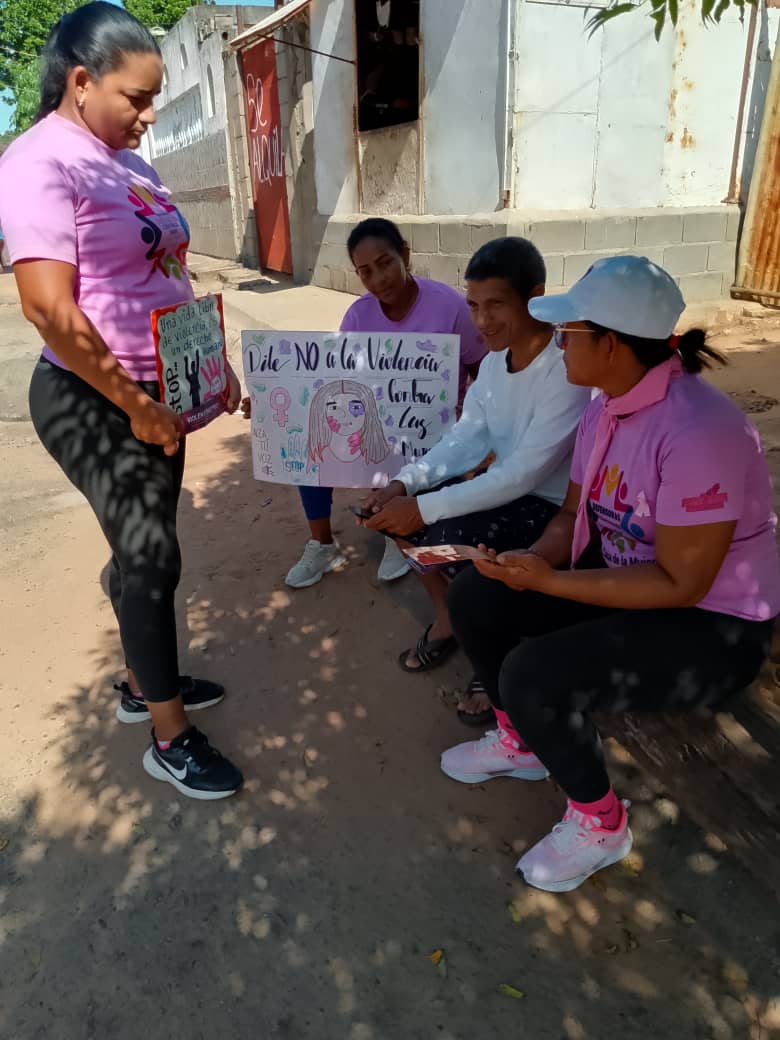 Nuestras Defensoras Comunales desplegadas en la parroquia Dalla Costa llevando mensajes de Amor, Tolerancia e Igualdad casa a casa en los hogares de los ciudadanos.

#IMMUJER #Caroní 

<a href="/NicolasMaduro/">Nicolás Maduro</a> <a href="/OviedoPSUV/">Tito Oviedo</a>