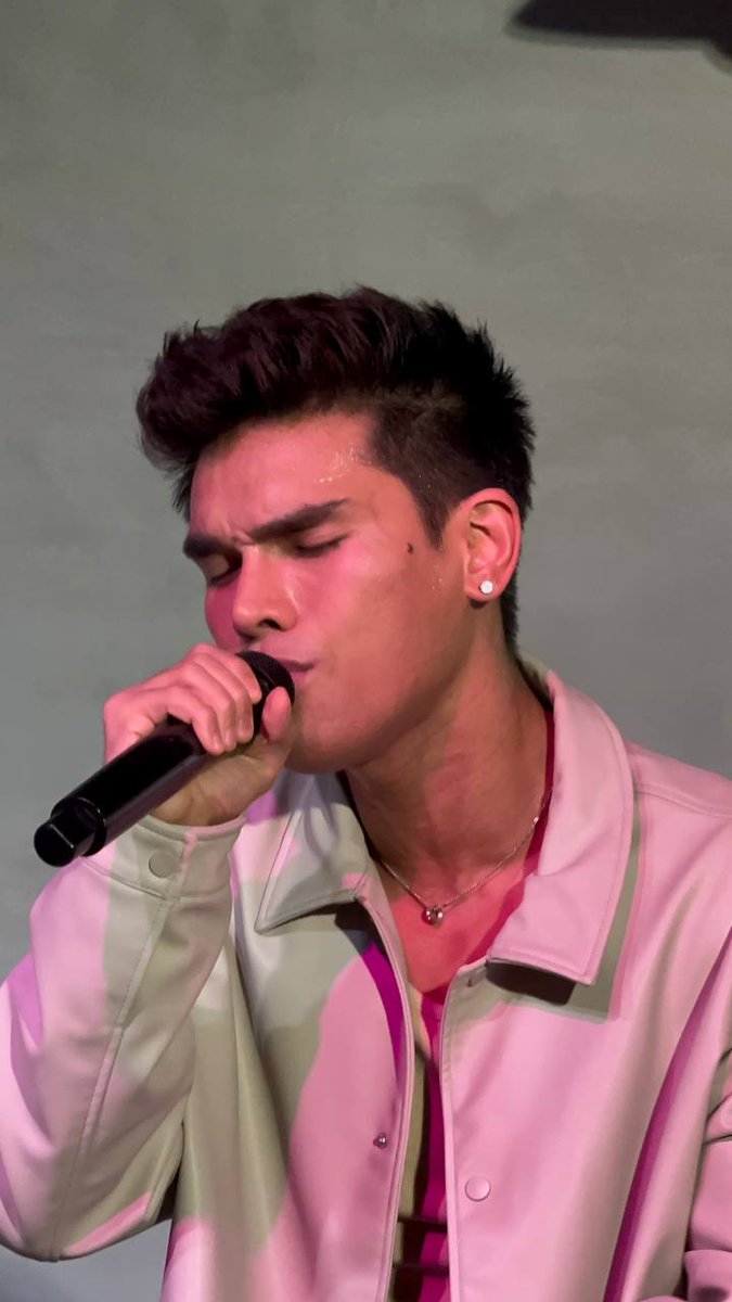 lovee__8's tweet photo. So talented talagaa kaya deserve next concert aranetaaaaa
#NIKOLASourTRESure https://t.co/rJsKZFSeTK