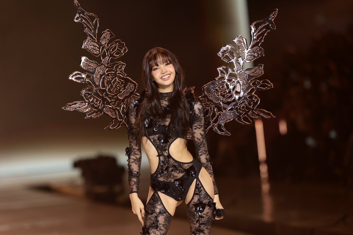 hot995's tweet photo. Lisa is an ANGEL! 🩷🪽✨ https://t.co/P1XjtP3R67
