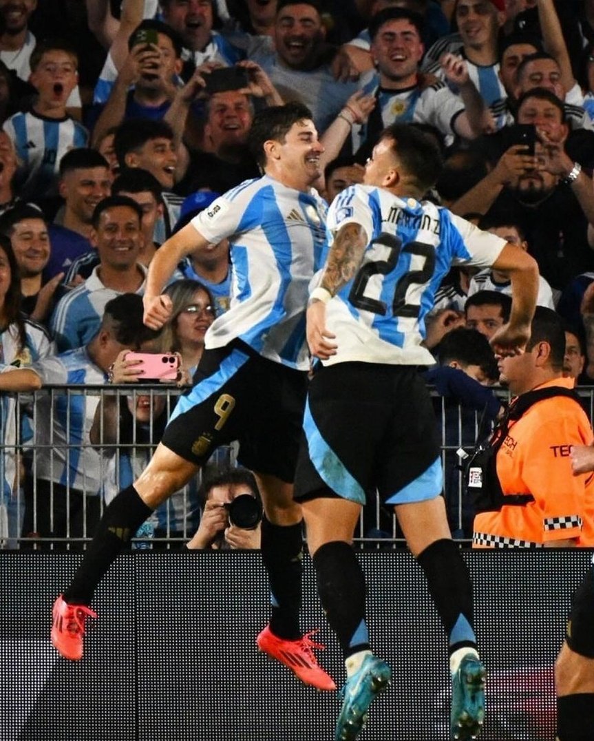 Cuando no se bardean juegan bien mis niños 

@JuliAlvafk69 <a href="/T0ROMARTINEZ/">Lautaro Martínez</a>