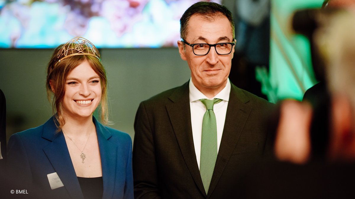 BMEL (@bmel) on Twitter photo .<a href="/cem_oezdemir/">Cem Ăzdemir</a> hebt beim herbstlichen Weinempfang des <a href="/Raiffeisen_DRV/">Deutscher Raiffeisenverband</a> die Bedeutung des Weinbaus in đ©đȘ hervor: âDer #Weinbau steht fĂŒr Kulturlandschaften, fĂŒr Touristik, fĂŒr Traditionen, fĂŒr Wertschöpfung auf dem Land. Das mĂŒssen wir erhalten, ich stehe fest an Ihrer Seite.â .<a href="/cem_oezdemir/">Cem Ăzdemir</a> hebt beim herbstlichen Weinempfang des <a href="/Raiffeisen_DRV/">Deutscher Raiffeisenverband</a> die Bedeutung des Weinbaus in đ©đȘ hervor: âDer #Weinbau steht fĂŒr Kulturlandschaften, fĂŒr Touristik, fĂŒr Traditionen, fĂŒr Wertschöpfung auf dem Land. Das mĂŒssen wir erhalten, ich stehe fest an Ihrer Seite.â