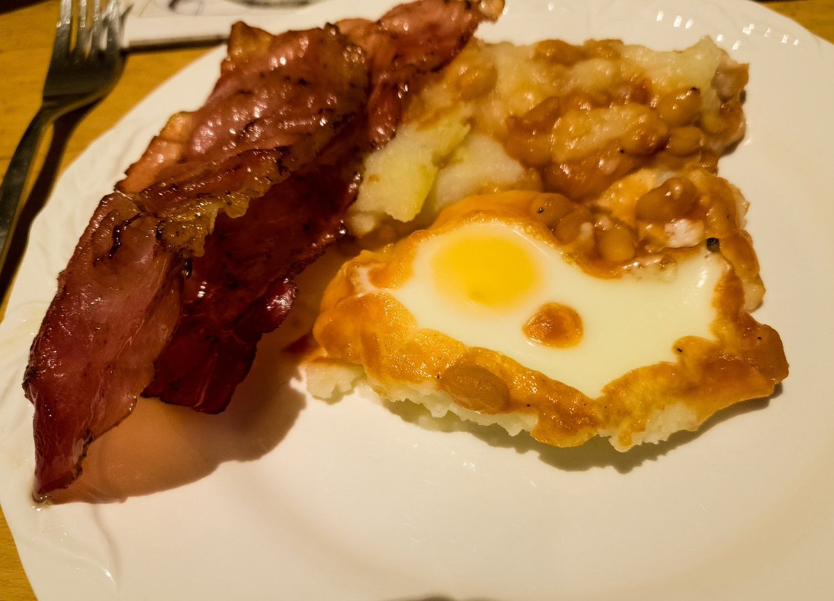The_ArtCreator's tweet photo. Wir essen Bauernfrühstück zu Abend, warum also nicht auch mal ein English baked Breakfast zu Abend? Heute bei uns. 

#foodporn #foodblogger #foodlover #food #essen #abendessen #kochen #cooking https://t.co/XsKBq7fnjt