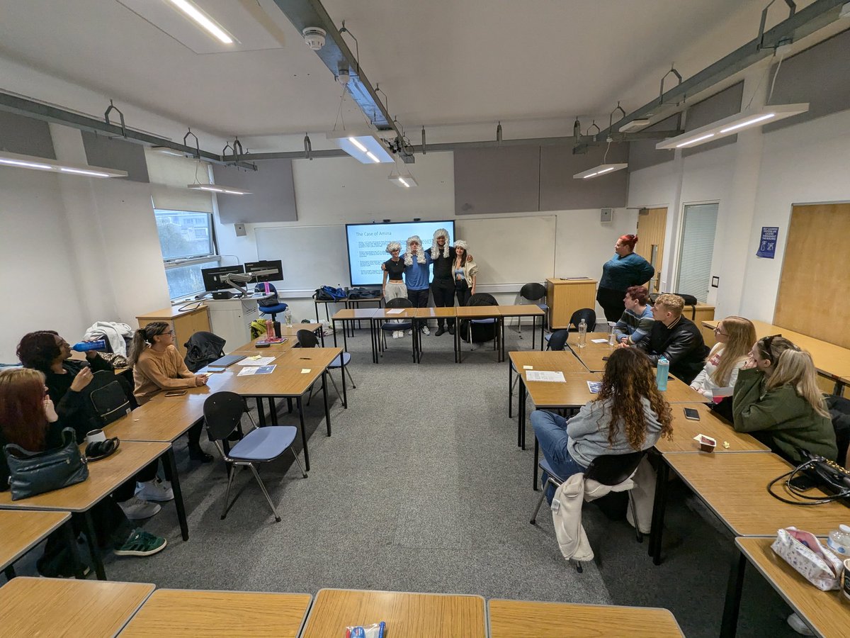 PlymSocialWork's tweet image. Our 1st year social work students fully embraced the &apos;court of ethics&apos; activity today, diving into lively and insightful debates on ethical social work practices and standards! It’s inspiring to see their passion shine through &amp;amp; we had a lot of fun too!  @PlymUni @PlymUniHealth