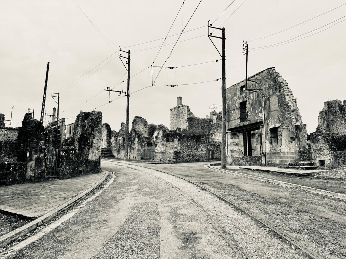 Visite de la Nécropole nationale de Chasseneuil-sur'Bonnieure et du village d Oradour sur Glane par les élèves de terminale du lycée <a href="/CGuerinPoitiers/">Lycée Camille GUERIN</a>
<a href="/acpoitiers/">Académie de Poitiers</a> <a href="/DSDEN86/">DSDEN de la VIENNE</a>