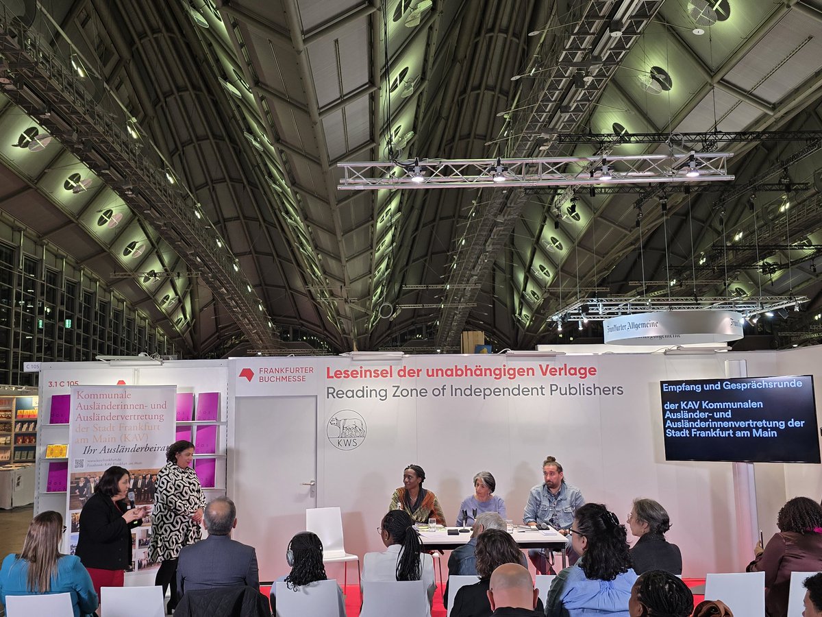 AjpmNews's tweet image. Die #Kommunale #Ausländervertretung @Stadt_FFM hat einen eigenen Stand auf der #Buchmesse und präsentierte einige #Autoren. Die #Stadtverordnetenvorsteherin Hilime #Arslaner war auch dabei.