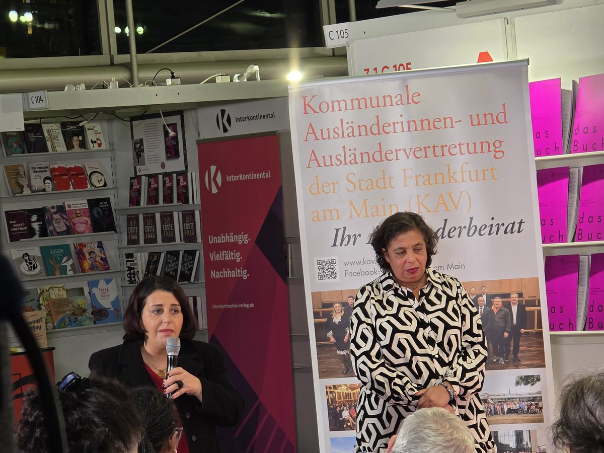 AjpmNews's tweet image. Die #Kommunale #Ausländervertretung @Stadt_FFM hat einen eigenen Stand auf der #Buchmesse und präsentierte einige #Autoren. Die #Stadtverordnetenvorsteherin Hilime #Arslaner war auch dabei.