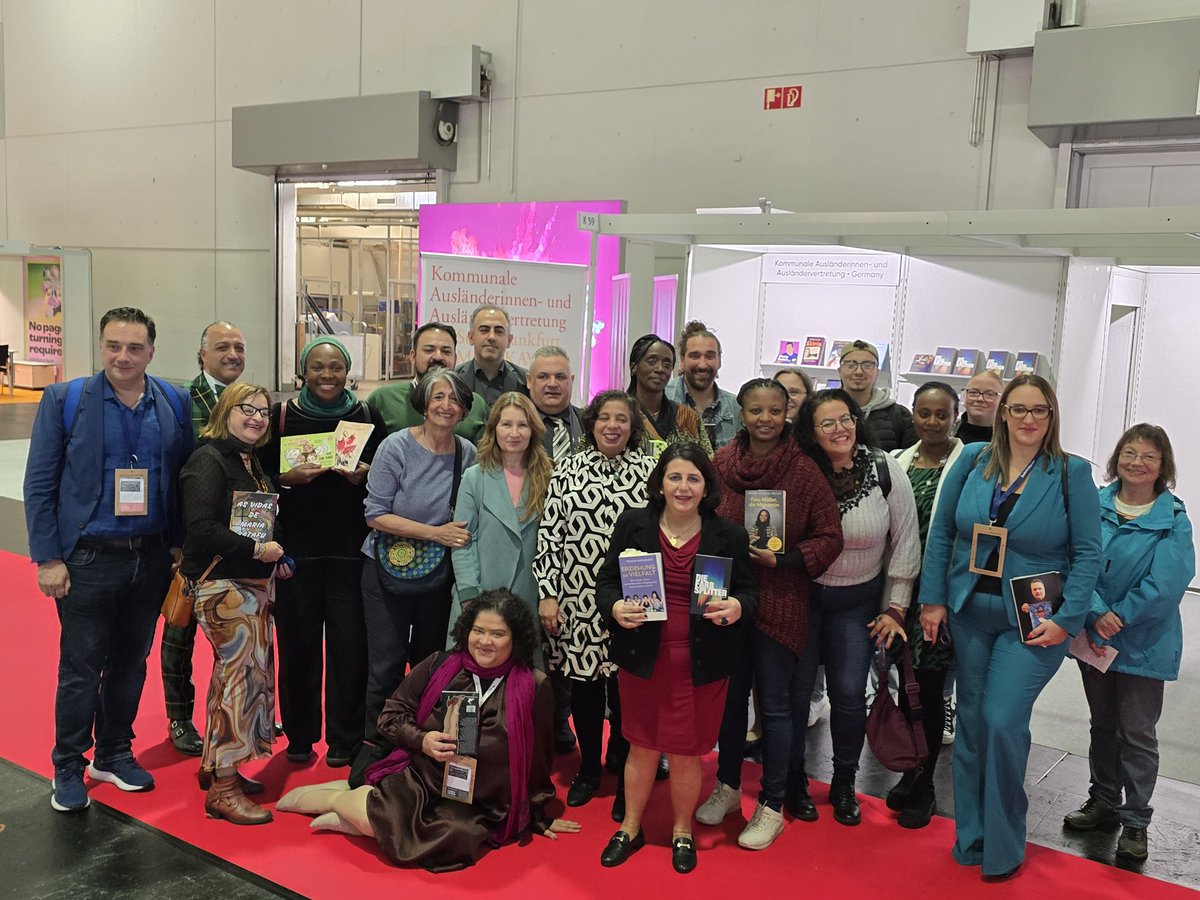 AjpmNews's tweet image. Die #Kommunale #Ausländervertretung @Stadt_FFM hat einen eigenen Stand auf der #Buchmesse und präsentierte einige #Autoren. Die #Stadtverordnetenvorsteherin Hilime #Arslaner war auch dabei.