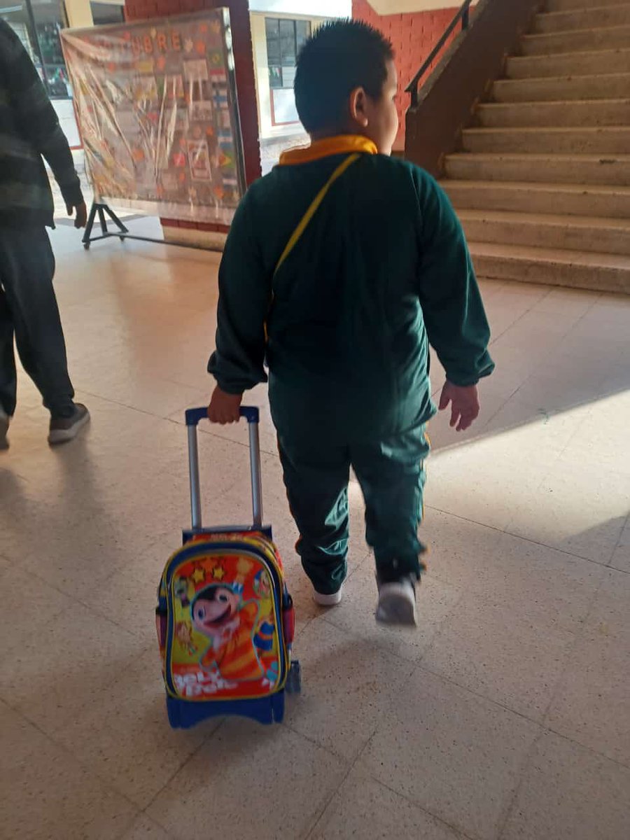 Juanito tuvo que dejar El Salvador con sus papás. La semana pasada llegó desde Tapachula a San Luis Potosí como parte del Programa de Integración. 🎒Hoy, en su primer día de clases, está listo para hacer nuevos amigos.

Con las herramientas adecuadas, ¡la integración es posible!
