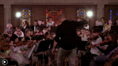 Tras crecer en los barrios marginales de Caracas, en Venezuela, Ron Davis Álvarez encontró una nueva vida a través de la música y se convirtió en un consumado violinista, director de orquesta y maestro. Durante su visita a Suecia, en 2015, quiso ayudar a la multitud de refugiados