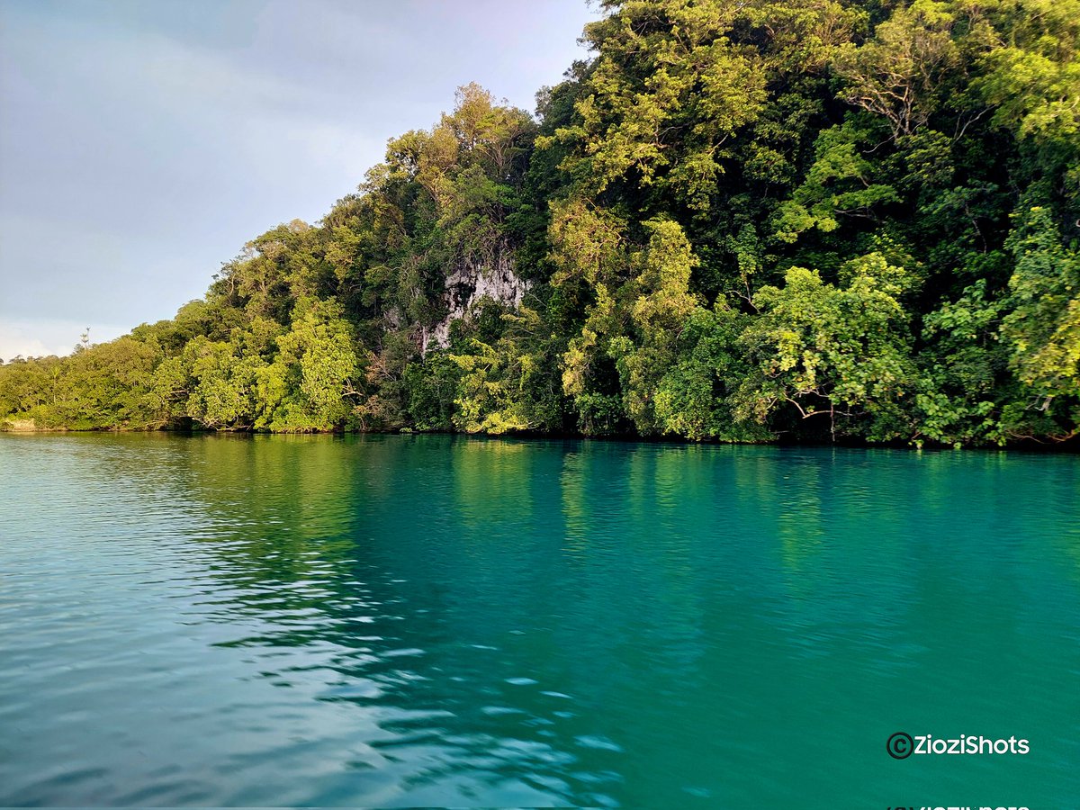 GPitakoe's tweet photo. Babata passage, part of Marovo Lagoon in the Solomon Islands. Marovo lagoon is the largest Saltwater Lagoon in the World. https://t.co/XRmsmvXHds