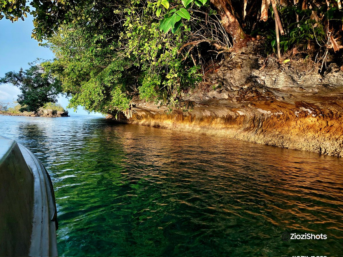 GPitakoe's tweet photo. Babata passage, part of Marovo Lagoon in the Solomon Islands. Marovo lagoon is the largest Saltwater Lagoon in the World. https://t.co/XRmsmvXHds