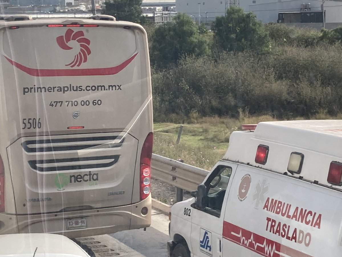 erekosk's tweet photo. @PrimeraplusA unidad sobre el acotamiento y bloqueando el paso a ambulancia antes de la caseta de Tepotzotlán.  ¿No les enseñan a no ir sobre el acotamiento? https://t.co/QlhuspqWfU