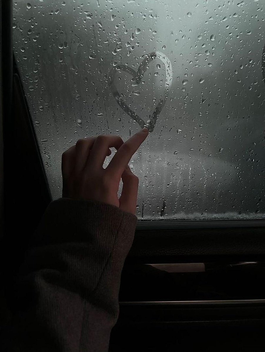 talya9646171863's tweet photo. gloomy autumn 🌁🍂☕🤍 https://t.co/tsLNryc5Hq