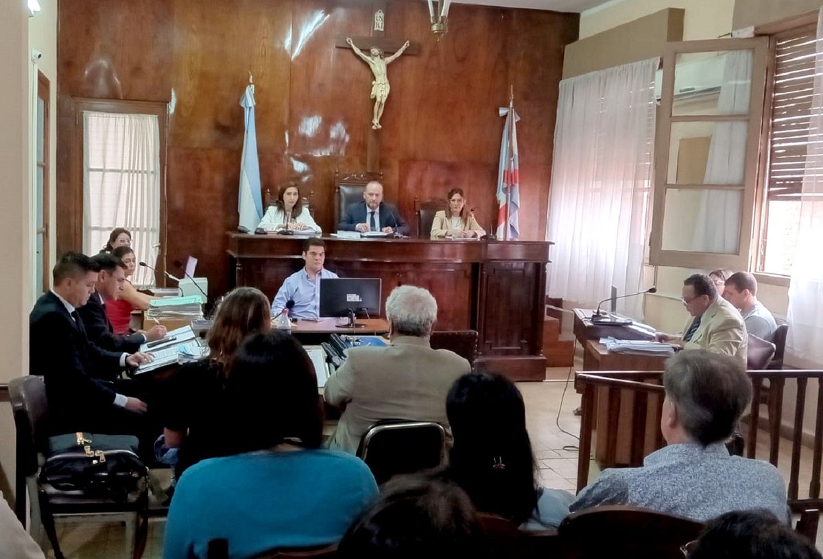 ⚖𝗖𝗵𝗶𝗹𝗲𝗰𝗶𝘁𝗼: 𝗜𝗻𝗶𝗰𝗶𝗼́ 𝗷𝘂𝗶𝗰𝗶𝗼 𝗽𝗼𝗿 𝗹𝗮 𝗺𝘂𝗲𝗿𝘁𝗲 𝗱𝗲 𝘂𝗻 𝘃𝗲𝗰𝗶𝗻𝗼 𝗲𝗻 𝘀𝗶𝗻𝗶𝗲𝘀𝘁𝗿𝗼 𝘃𝗶𝗮𝗹⚖📄La Cámara Primera de Chilecito, dieron inicio al juicio contra Paul H. Waidatt ➡justicialarioja.gob.ar/index.php/typo…