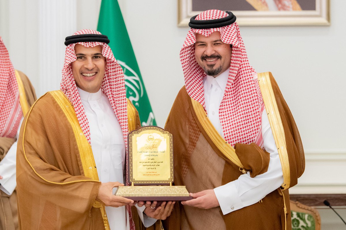 imarat_almadina's tweet photo. سمو أمير منطقة #المدينة_المنورة #سلمان_بن_سلطان، يكرّم شركاء النجاح  في المشاريع التعليمية. https://t.co/xkA14Oup4v