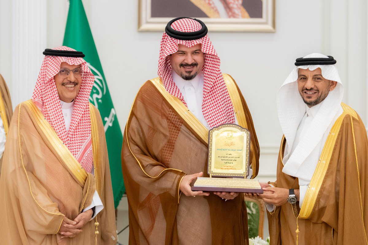 imarat_almadina's tweet photo. سمو أمير منطقة #المدينة_المنورة #سلمان_بن_سلطان، يكرّم شركاء النجاح  في المشاريع التعليمية. https://t.co/xkA14Oup4v