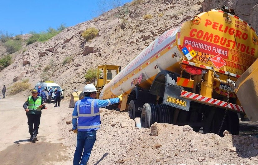 OSINERGMIN's tweet photo. 🚨¡#Osinergmin, alerta en las pistas de #Moquegua!🚨 Tras volcadura de camión cisterna en el km 21.5 de la carretera Binacional, distrito de #Torata, comprobamos derrame de diésel y daños en el tanque de combustible. #Ahora #Actualidad https://t.co/J7RewCvMK0