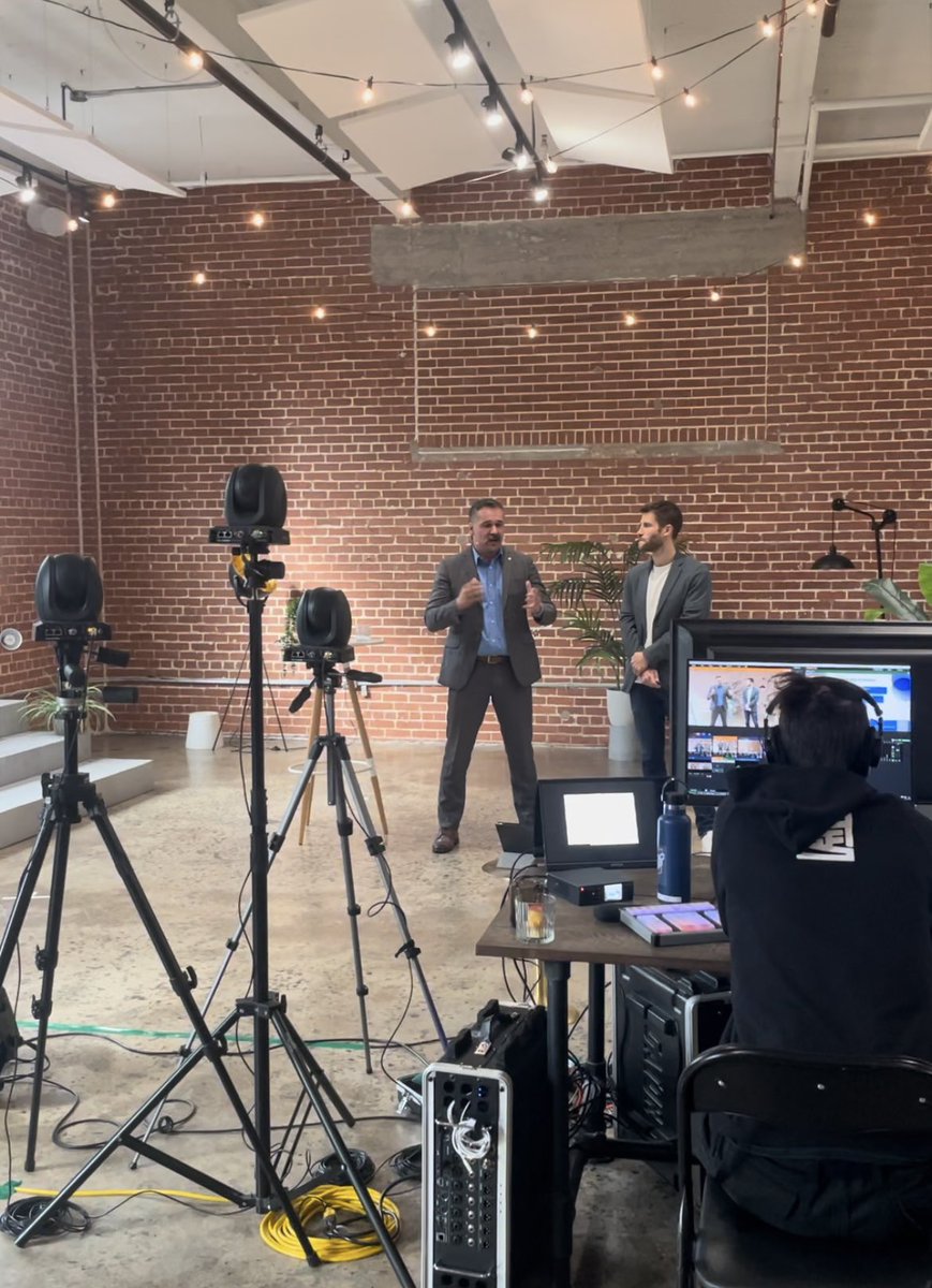 Conférence Infopresse aujourd’hui lors du Sommet Marketing et Intelligence artificielle, en compagnie d’Alexandre Corbasson de la firme Integral. Merci à l’équipe d’Infopresse pour l’accueil et le grand professionalisme (Emmanuelle Michaud Audrée-Ève St-Aubin) #ai #rp