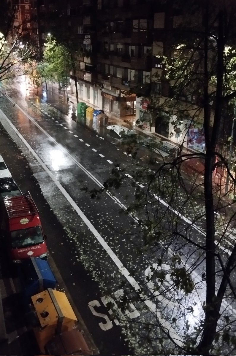 lariojaMeteo's tweet photo. Impresionante la tormenta que acaba de caer en #Logroño
Por momentos una de las principales arterias de la ciudad #VaradeRey parecía un río
📸 Imagen justo después de la tormenta https://t.co/ln1E9E9zKJ
