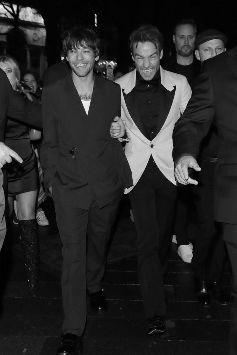 louistbr's tweet photo. Nós, do LTBR, lamentamos a perda de Liam. Desejamos conforto à família e aos fãs. Assim como grande parte de vocês, Liam também marcou nossas vidas, além de ser um amigo e companheiro de Louis há mais de quinze anos. Que todos possam lembrar dos momentos bons e felizes que ele proporcionou durante sua trajetória. 🖤
