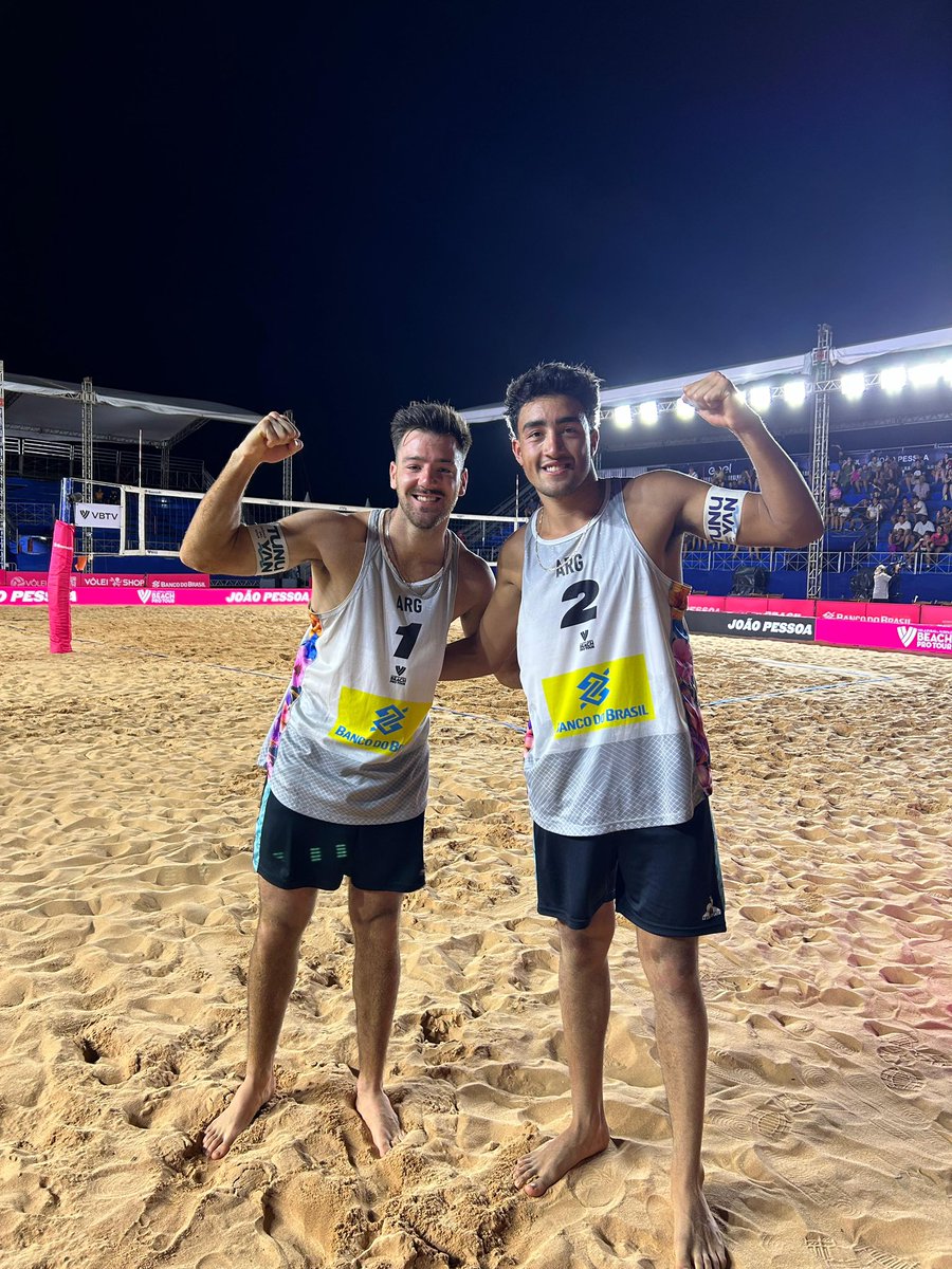 Voley_FeVA's tweet photo. #Beachvolley 🏐🏖️ ¡Amieva/Bueno al Main Draw del Elite 16 de João Pessoa!

🇦🇷 Ganaron los dos partidos de la Qualy

👉 2-0 a Mac Neil/Chambers 🇨🇦 y 2-0 a Smith/Webber 🇺🇸

🔜 Este jueves debutarán Churín/Gallay desde las 9 hs y los hermanos Capogrosso desde las 15 hs https://t.co/oMQNZzLYY0