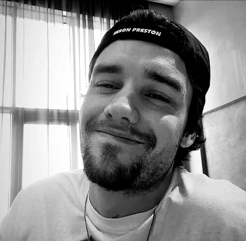 lilyhslwt's tweet image. Eu só terei lembranças de vc sorrindo e sendo esse homem forte q vc era, obg por tudo q vc já fez pelos seus fãs, peço a Deus q conforte sua família nesse momento tão difícil q está sendo sua partida, eu te amo liam 🤍 te amarei eternamente 🖤 vá com Deus meu anjo