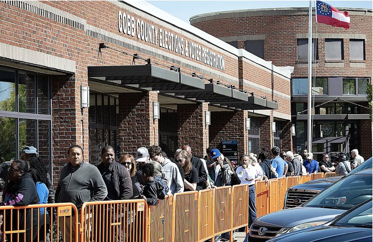Un juez de Georgia anula el cambio de norma que quería forzar a un polémico recuento manual de papeletas en la noche electoral.

elmundo.es/internacional/…