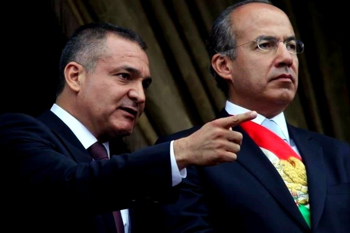 AntiTelevisaMx's tweet photo. Hoy no sólo se sentenció a Genaro García Luna por sus nexos con el narcotráfico...

Hoy también se sentenció a los (narco) gobiernos de Vicente Fox y Felipe Calderón...

Luna fue su Secretario de Seguridad de ambos...

Hoy quedó claro que Fox y Calderón fueron narco Presidentes. https://t.co/u1h4F9sF65