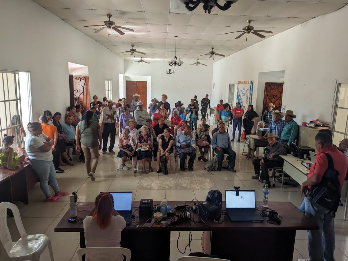 ProasolHN's tweet photo. #PROASOL el día de hoy continúa pagando en los municipios del departamento de La Paz siendo Mercedes de Oriente y San Antonio del Norte donde los cajeros de #BANADESA hicieron el pago del #BonoOro, #BonoEsperanza y #BecasSolidarias a la población.
#XiomaraSíCumple https://t.co/Atkf8ljh1i