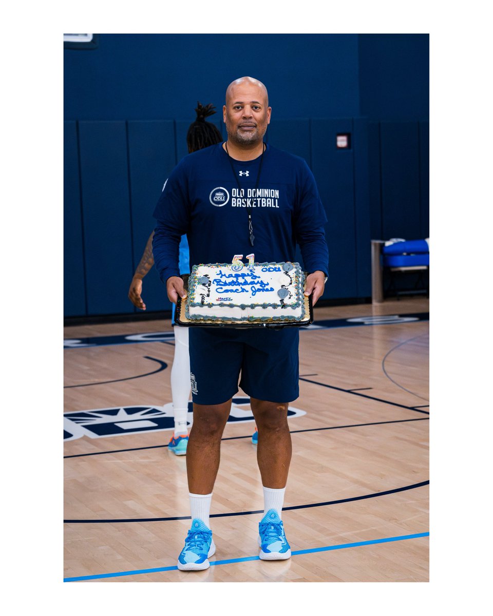 ODU_MBB's tweet photo. Big Birthday shoutout to Coach Mike Jones, a Monarch on and off the court! ππ
#monarchfamily
#ODUHoops
#HappyBirthdayCoach https://t.co/vzBu7Y4Rfj