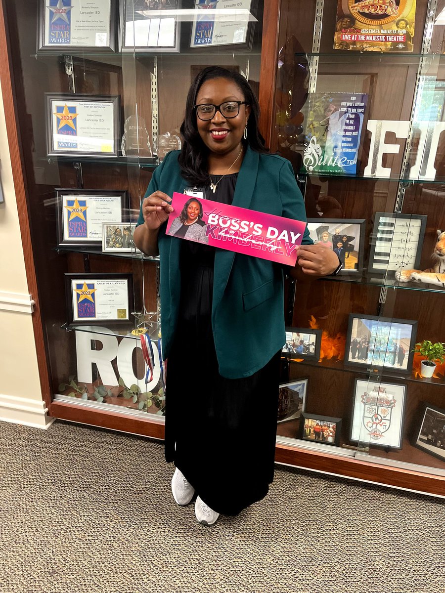 ksimpsonPRpro's tweet photo. Thankful to be celebrated on this Boss's Day by the best team ever! In the middle of one of our busiest days, they took the time to pause and make me feel special😊. I truly appreciate their hard work and thoughtfulness today. Thank you! @Miss_Lias @MartxRoy @atanielian #MsGray https://t.co/mfdwCRiygW