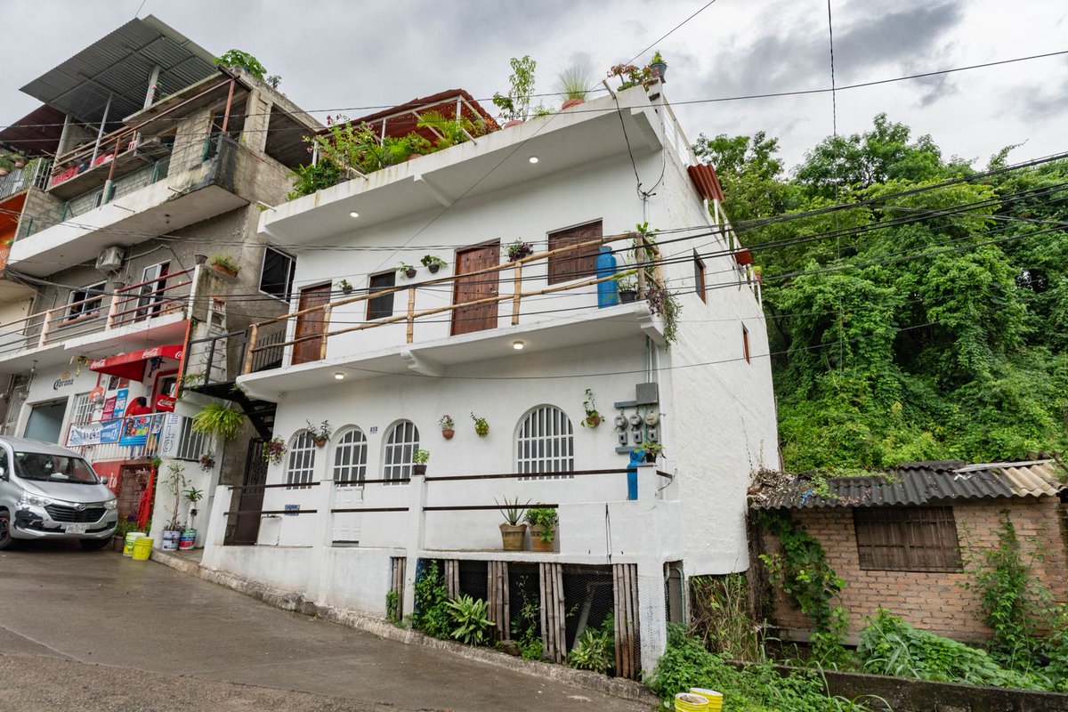 chaseMXrealtor's tweet photo. $399K Las Peñas - 3bed 3.5bath home with a spacious kitchen living room and bathroom with one bedroom on the main floor. A great rental opportunity(2 full studios) above with room to expand upward! Contact Chase @ 3222381294  #foursail #PuertoVallarta #Realestate #ChasingVallarta https://t.co/oLUgEtWobl