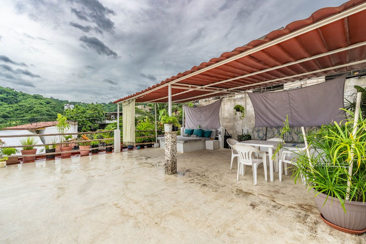 chaseMXrealtor's tweet photo. $399K Las Peñas - 3bed 3.5bath home with a spacious kitchen living room and bathroom with one bedroom on the main floor. A great rental opportunity(2 full studios) above with room to expand upward! Contact Chase @ 3222381294  #foursail #PuertoVallarta #Realestate #ChasingVallarta https://t.co/oLUgEtWobl