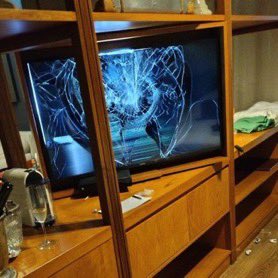 kingoalsty's tweet photo. Vou desabafar sobre o que acho: Essas são as fotos do quarto de hotel do liam, resto de drogas, possivelmente heroína e crack, ele estava drogado e sozinho no hotel. Anos atrás ele já tinha dito que estava lutando contra o vício em bebida alcoólica, e pensava em suicidio. https://t.co/6XmnMgAvPx