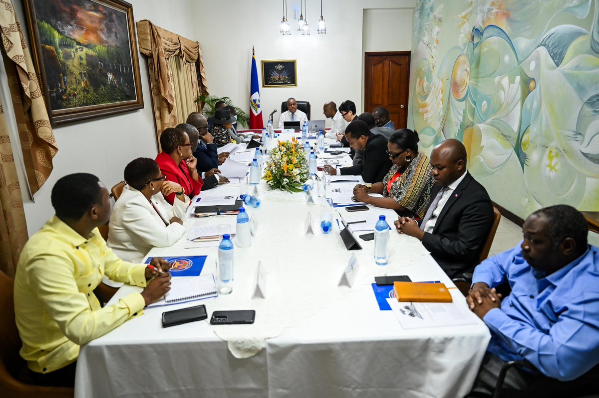 Le Premier ministre, Dr Garry Conille, a présidé son 6e Conseil de Gouvernement, à la Résidence Officielle, le mercredi 16 octobre 2024 autour de la crise migratoire actuelle, entre autres. Ce Conseil de Gouvernement s’est articulé, particulièrement, sur une Résolution condamnant