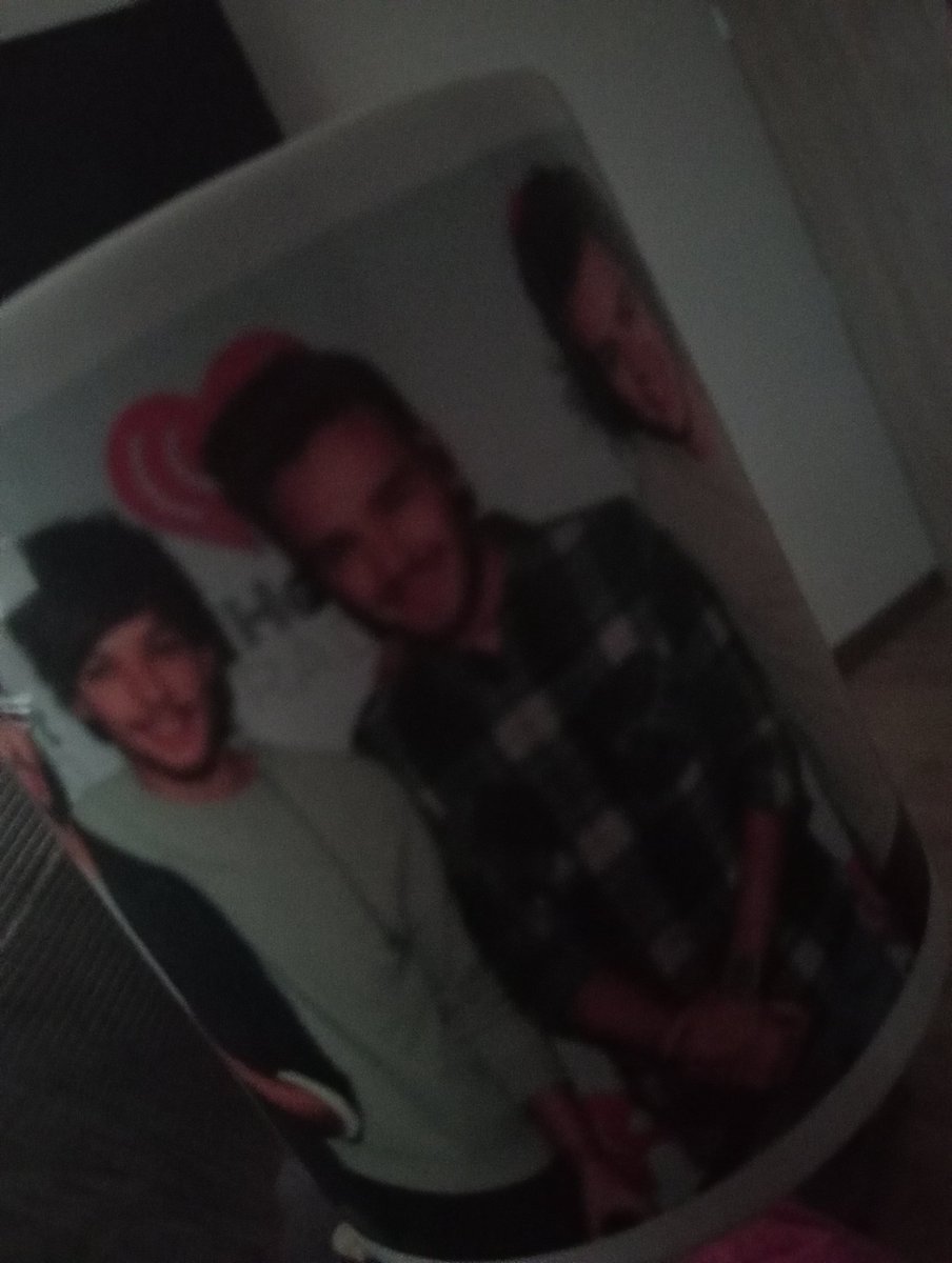 Mi mama me acaba de traer agua para q me calmara EN ESTA TAZA no