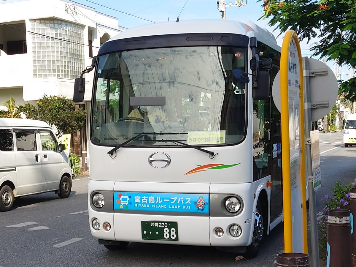 MiyagiSuper's tweet photo. 宮古島ループバス、以前からいたものの稼働しておらず乗車する機会が無かった中央交通のポンチョ。元コミバスなのか痕跡はほぼ無く、かすかにリアの黒塗り部分にうっすらと「51」の数字が見えた程度。座席モケットに手掛かりがありそうだが見た事の無い柄。何だろう？ https://t.co/5kCFfBx8PD