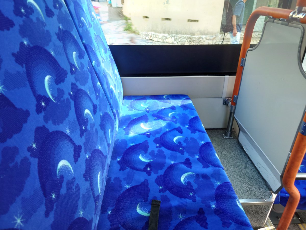 MiyagiSuper's tweet photo. 宮古島ループバス、以前からいたものの稼働しておらず乗車する機会が無かった中央交通のポンチョ。元コミバスなのか痕跡はほぼ無く、かすかにリアの黒塗り部分にうっすらと「51」の数字が見えた程度。座席モケットに手掛かりがありそうだが見た事の無い柄。何だろう？ https://t.co/5kCFfBx8PD