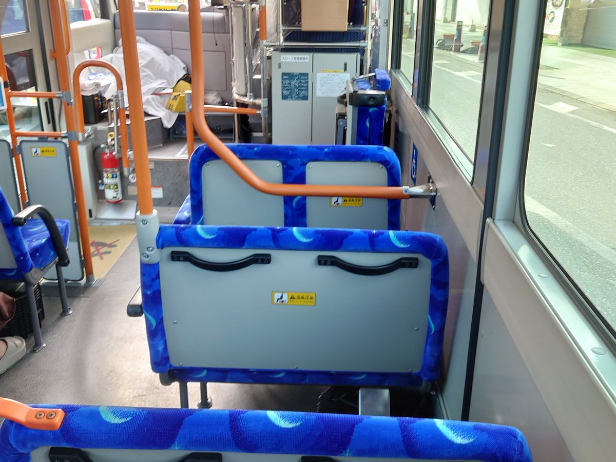 MiyagiSuper's tweet photo. 宮古島ループバス、以前からいたものの稼働しておらず乗車する機会が無かった中央交通のポンチョ。元コミバスなのか痕跡はほぼ無く、かすかにリアの黒塗り部分にうっすらと「51」の数字が見えた程度。座席モケットに手掛かりがありそうだが見た事の無い柄。何だろう？ https://t.co/5kCFfBx8PD